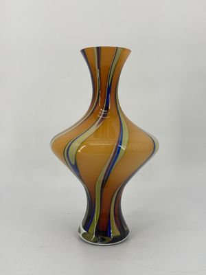 un vase en verre posé sur une surface blanche