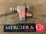 un marteau et un panneau posé à côté, sur le sol