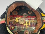 un chapeau orné de boutons, posé sur une table