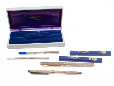 CHRISTIAN DIOR, Paris Ecrin comprenant deux stylos billes en…