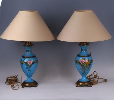 Paire de lampes en porcelaine de Paris de forme balustre à d…