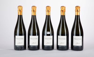quatre bouteilles de vin sont alignées