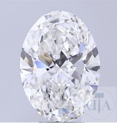 un diamant de taille ovale sur fond blanc
