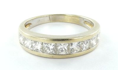 une photo d'une alliance sertie de diamants taille princesse