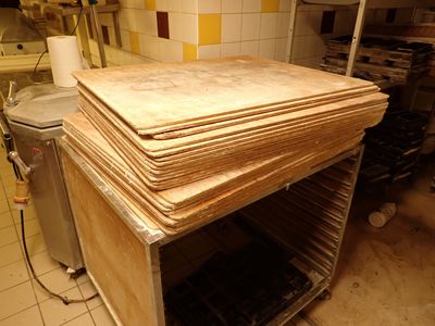une pile de bois posée sur un support métallique dans une cuisine