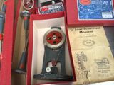 une boîte rouge contenant une machine à coudre