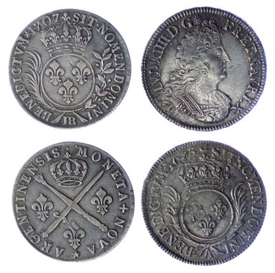 quatre types différents de pièces d'argent sur fond blanc