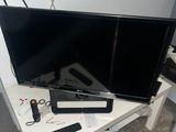 une télévision à écran plat posée sur une table blanche