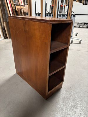 image d'un meuble en bois dans une pièce