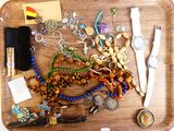 un plateau en bois sur lequel sont disposés divers bijoux