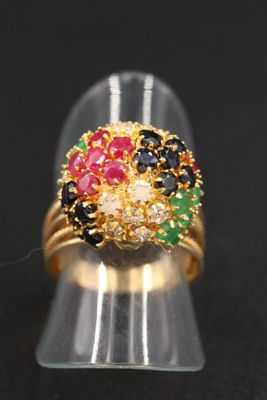 une image d'une bague en or ornée de pierres multicolores