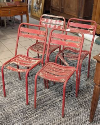 quatre chaises posées sur un tapis dans une pièce