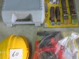 un casque de chantier jaune, un casque de chantier jaune, un casque de chantier jaune et un casque de chantier jaune posés sur une table