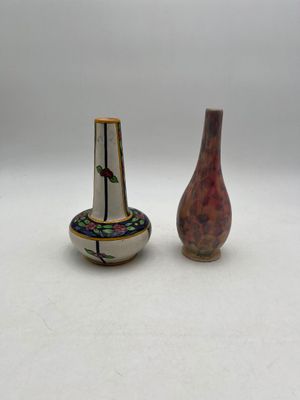 deux petits vases posés l'un à côté de l'autre sur une table