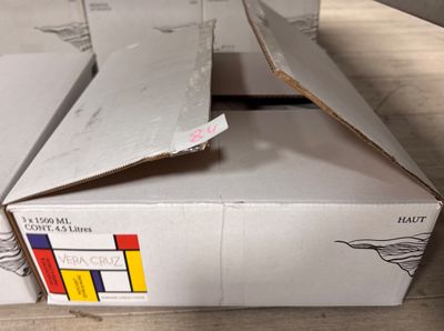 une boîte posée sur une table, dans laquelle se trouve un couteau