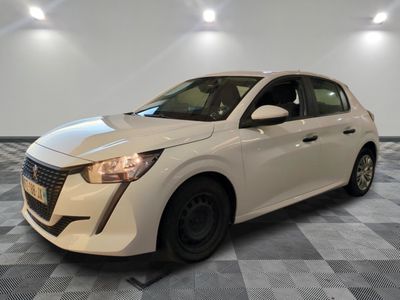 la voiture blanche est garée sur le sol à carreaux d'une pièce