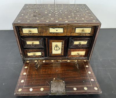une petite boîte en bois comportant de nombreux tiroirs