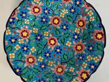 une image représentant une assiette colorée ornée de fleurs