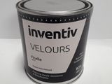 un gros plan d'un pot de peinture posé sur une surface blanche