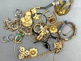 un tas de bijoux en or et en argent posés sur une table