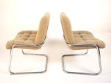 paire de fauteuils de salon chromés et rembourrés, avec des coussins rembourrés beiges