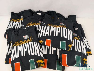 quatre t-shirts des Miami Hurricanes empilés les uns sur les autres