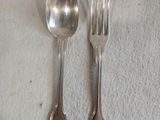 deux cuillères et une fourchette posées sur une table
