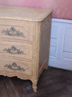 COMMODE en bois naturel mouluré, sculpté et relaqué ocre, la… (photo 5)