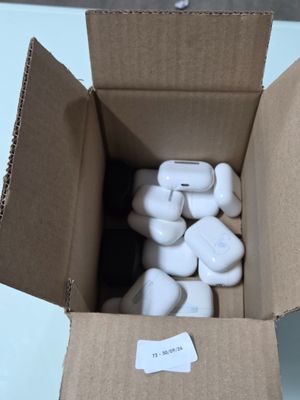 une boîte en carton contenant un tas de cailloux blancs