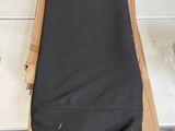 un matelas posé sur un carton