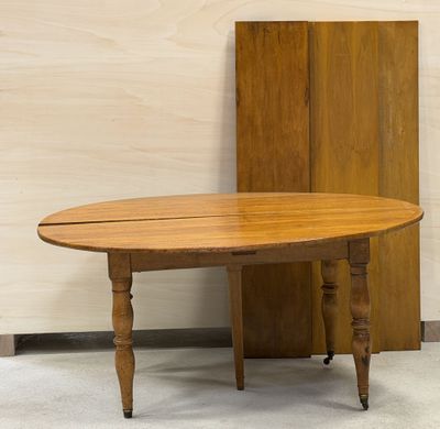 une table en bois placée au milieu d'une pièce