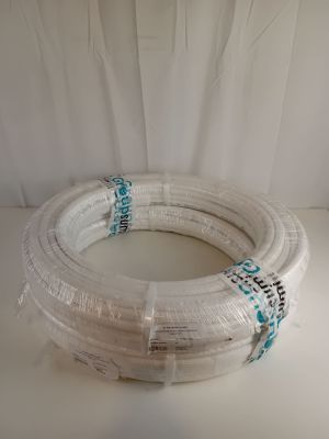 un tuyau blanc enroulé sur une table