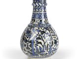 vase bleu et blanc orné d'un motif floral sur fond blanc