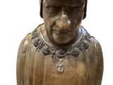 une statue représentant un homme coiffé d'un haut-de-forme