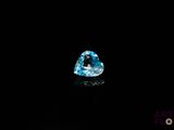 un diamant bleu en forme de cœur sur fond noir