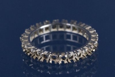 un gros plan d'une bague en diamant posée sur une surface bleue