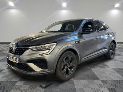 un SUV Volkswagen gris garé sur un sol à damier dans un garage