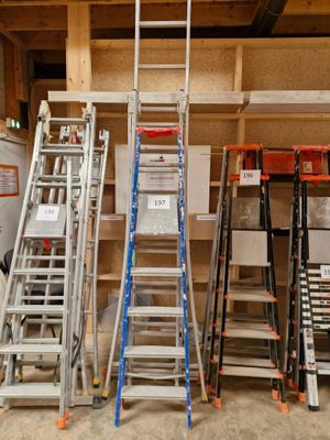plusieurs échelles empilées dans une pièce