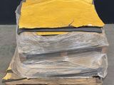 une palette recouverte d'une bâche jaune