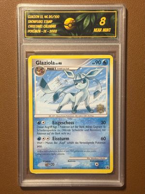 un gros plan d'une carte Pokémon accrochée au mur