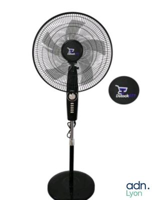 une image représentant un ventilateur noir posé sur un support métallique
