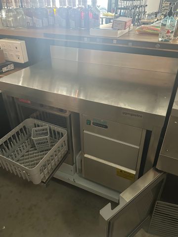 Table inox GGMGASTRO à dosseret et tablette inférieur 100x60 envi