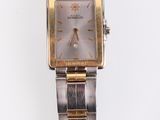 une image d'un gros plan d'une montre-bracelet sur une surface blanche