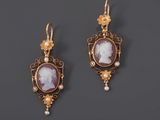 une paire de boucles d'oreilles ornées de camées et de perles