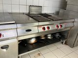 une cuisinière à deux feux dans une cuisine
