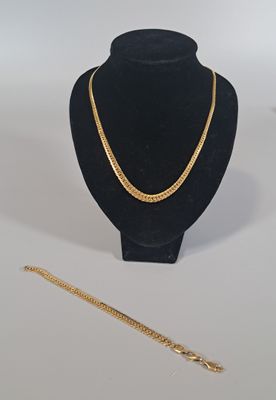 deux colliers et un bracelet posés sur un présentoir pour mannequin