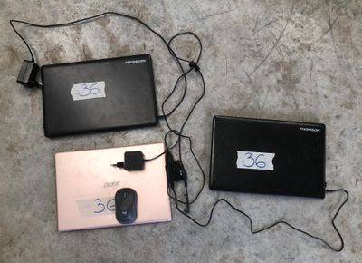 deux ordinateurs portables et une souris posés par terre