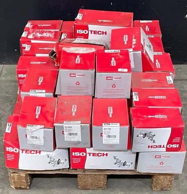 une pile de cartons posée sur une palette, avec un mur noir en arrière-plan