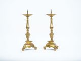 paire de chandeliers anciens en laiton sur fond blanc