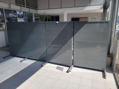 une clôture située devant un bâtiment